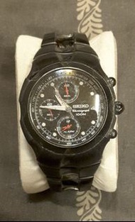 SEIKO精工太極賽車碼錶計時三眼錶。黑色面有日期。錶徑4cm（含龍頭4.5cm）。錶帶長22cm寬2cm。