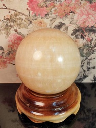 【格格傳藝坊】黃玉水晶球~優選大顆直徑15公分附贈木球座~特價2800元~現品拍攝