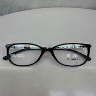 這是一副黑色框的 CHANEL 平光眼鏡