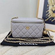 Chanel 22B Vanity case 金球化妝盒長盒子斜挎包 淡灰色羊皮金扣