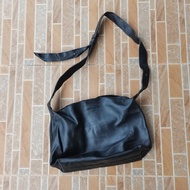 A511. PRELOVED BLACK LEATHER SLING BAG