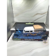 Jada Toys 1/24 Sesame Street Cookie Monster - 1962 Volkswagen Bus With Figure and sound