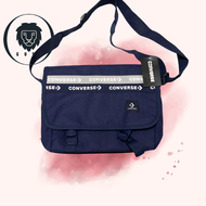 Converse กระเป๋าสะพายสไตล์เกาหลีผู้ชาย Logo Repetitive Messenger Bag l Authorized Dealer ✔ รุ่น A1275 (มี2สี) สีดำ/กรม