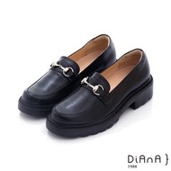（不換物）專櫃DIANA 4.5cm 質感牛皮經典馬銜釦款防磨枕頭厚底樂福休閒鞋 黑色