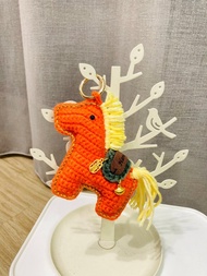 愛馬仕橘招財小馬-現貨 / 馬年招財鉤織小物 吊飾 香包