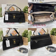 กระเป๋าถือ /สะพาย guess สไตล์ Kelly อปก ป้าย สายยาว ถุงผ้า ขนาดฐาน 11 นิ้ว ปาก9 นิ้ว ราคา 689 บาท