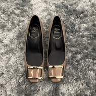 Roger Vivier 4.5公分高跟鞋，經典奶茶色，僅穿過一兩次，很新，附原廠鞋袋鞋盒