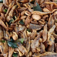 Ikan bilis bercampur kacang dan daun limau berperisa tomyam