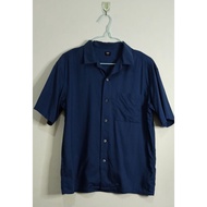 kemeja kerah terbuka UNIQLO