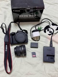 Canon EOS R50 連鏡頭套裝 佳能r50套機 行貨機 配件齊全 成色幾乎全新 買嚟直播了一次，拍過三百多張照片閑置，盒子單據齊全，肩帶也系剛拆，送uv鏡和充電器 電池 記憶卡
