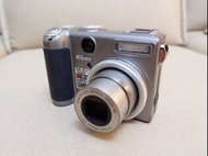 Nikon Coolpix P5000 新淨尼康 銀灰色 1/1.8"大 CCD相機 數碼相機 Silver Grey CCD Travel Camera 等效35-123mm 輕巧機身 有手動模式 