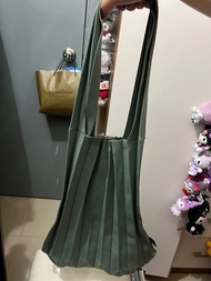 Pleats mama shoulder bag sage lime green