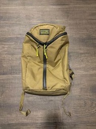 Mystery Ranch Urban Assault 21，特色為經典的 3-ZIP