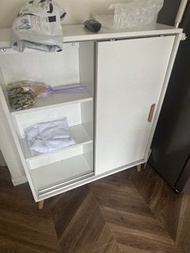 二手 西營盤自取移門白色多層板 雙門 (得返一隻門) 實木窄型 收納窄櫃 廚房