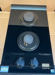 Simpa 簡栢 嵌入式雙頭平面煤氣爐  HZB32G 類型：煤氣爐 安裝方式：嵌入式爐頭數目 2 最高火力 2.5kW 尺寸：135 × 288 × 515mm 開孔尺寸： 265× 490mm