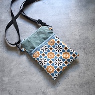 旅行防水斜背手機袋_花磚橘