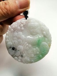 翡翠A貨【花開見佛】 糯種，大小55x6mm，白色底飄翠、飄烏雞、飄淡紫。造型為佛祖置身花叢，是事為花開見佛，以佛道普渡眾生。玉件小三彩料，無紋無裂，品相完好。馬年賀歲超值價$299