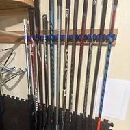 1pc Wall-Mounted Hockey Stick And Pool Cue Rack, 4-Slot Capacity, Space-Saving Design, Black/White. 