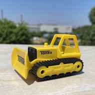 Tonka รถดัมพ์บรรทุกรถก่อสร้างรถเกลี่ยดินของเล่นรถยกอัลลอยหล่อขึ้นรูป