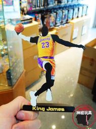【神經玩具】現貨供應 NBA 球星 LeBron James 湖人隊 主場黃 鐵製 彩色剪影擺飾 雷霸龍 詹姆士