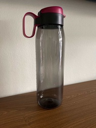 Tupperware h2go flask in black with hook