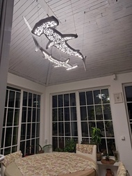 手工製作的木質天花板吊燈，上面有 2 隻鎚頭鯊