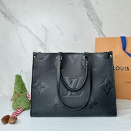 LV OnTheGo MM黑牛壓花托特包