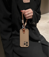 กระเป๋าใส่หูฟังสีน้ำตาลสีน้ำตาลน่ารักสำหรับ iPhone15promax ช็อกโกแลตสีซิลิโคนสำหรับ iPhone14promax กระเป๋าสะพายไหล่สีน้ำตาลสำหรับ iPhone13Pro Braided Hand Rope Case สำหรับ iPhone12Promax