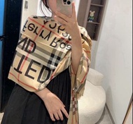 Burberry 格紋羊絨圍巾