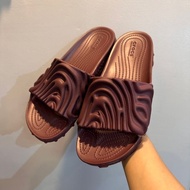 Salehe Bembury Slide Huckle