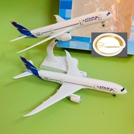 LATAM Airlines Boeing 787 Dreamliner 1/400 Scale Model with Wheels + Display Stand