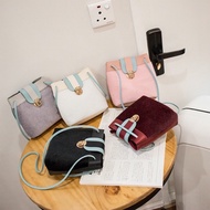 [READY STOCK] BEG TANGAN WANITA PEREMPUAN MURAH VIRAL SIMPLE MABON FLUFFY BUCKET BAGS SHOULDER BAG H