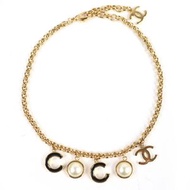 香奈兒 (CHANEL) B24B ABE238 COCO 標誌仿珍珠項鍊，金色和黑色，帶盒子，意大利製造，品相極佳。