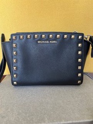 Michael Kors 黑色窩釘手袋細size