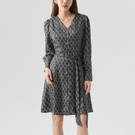 ESPADA เชิ้ตเดรสพิมพ์ลายโลโก้ ผู้หญิง สีดำ I V-neck Dress with Monogram Print I 04972