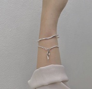 สร้อยข้อมือพร้อมจี้ตัวอักษร / chain bracelet with alphabet - handcrafted by minormood -