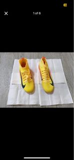 Nike全新兒童人造草地用足球鞋