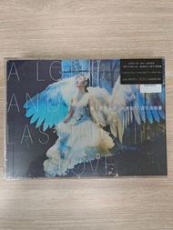 周慧敏2CD+4DVD-全新未拆(一萬天芳愛未老演唱會)隨碟附送演唱會寫真集