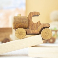 用於停車的兒童汽車油罐車。蒙台梭利嬰兒木製玩具。兒童和男孩禮