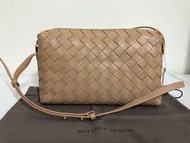 Bottega veneta新款大方塊奶茶包相機包，大降價