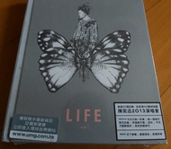 (全新未拆):陳奕迅 EASON'S LIFE 2013 演唱會 2CD 全新未拆/硬皮紙版裝靚仔/原裝膠紙密封/封面及封底沒有啡點/連封面介紹貼紙 2013 🍀CD 1 : 今天只做一件事/L.I.F.E. OVERTURE/花花世界/LIFE GOES ON/每一個明天/美滿人生/大人/WELCOME TO THE FUTURE/時代巨輪/碌卡 🍀CD 2 : STRANGER UNDER MY SKIN/幸福摩天輪/時光倒流二十年/夕陽無限好/今日/我的快樂時代/天下無雙/與我常在 主旋律