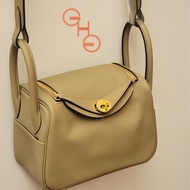 Hermes mini lindy 2  / Beige Marfa / GHW / swift/ stamp W ( Brand New )