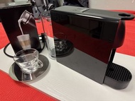 Nespresso Essenza Mini 鋼琴黑色咖啡機、Aeroccino3 全自動奶泡機、不鏽鋼咖啡杯碟及一隻玻璃咖啡杯
