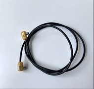 電視天線訊號線（射頻同軸電纜線，RF Coaxial Cable）。兩端採用 90度直角（L型）的 PAL 格式（Belling-Lee）電視接頭。兩端為公頭，用於傳輸類比或數位電視訊號。接頭處包裹著