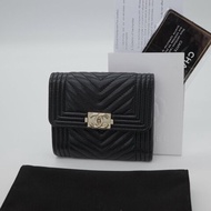 Chanel 香奈兒 Boy 黑色 V字山形紋羊皮 短夾