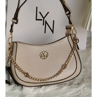 กระเป๋าสะพายข้าง LYN รุ่น โมนา  มี 5 สี  เเต่งสายสร้อยด้านหน้า ทรง HOBO คอลใหม่ 2025