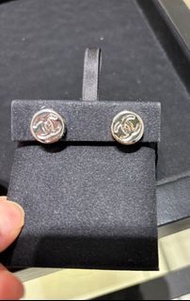 簡約靚款❤️25C Chanel mini CC logo Earrings 簡單迷你 鈕扣 耳環 銀色