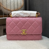 （2025/11月櫃上保養）Chanel雙金球粉色斜背包 19cm ✨最新晶片款