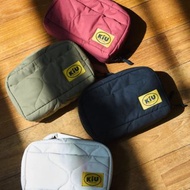 【熱門預購】KiU 大容量防水化妝包 (四色) K478