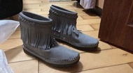 全新莫卡辛minnetonka Women's Hi Top Back Zip Boot 灰色流蘇靴